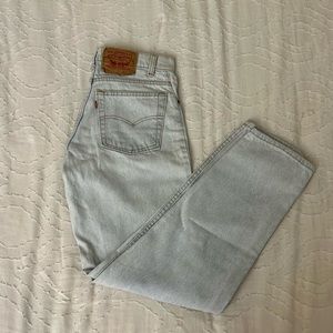 Light washed Levi’s jeans 👖